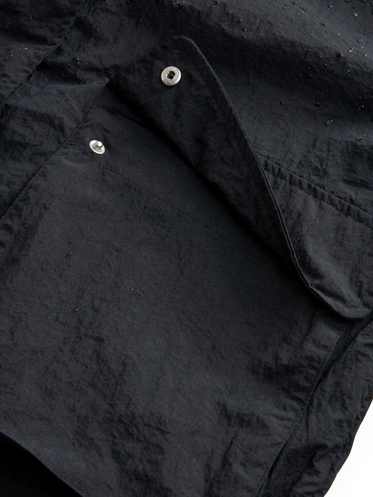 Schwarz - Verstaubare wasserabweisende Regenjacke mit Kapuze - Bild 10 von 10 Schwarz - Verstaubare wasserabweisende Regenjacke mit Kapuze - Bild 10 von 10