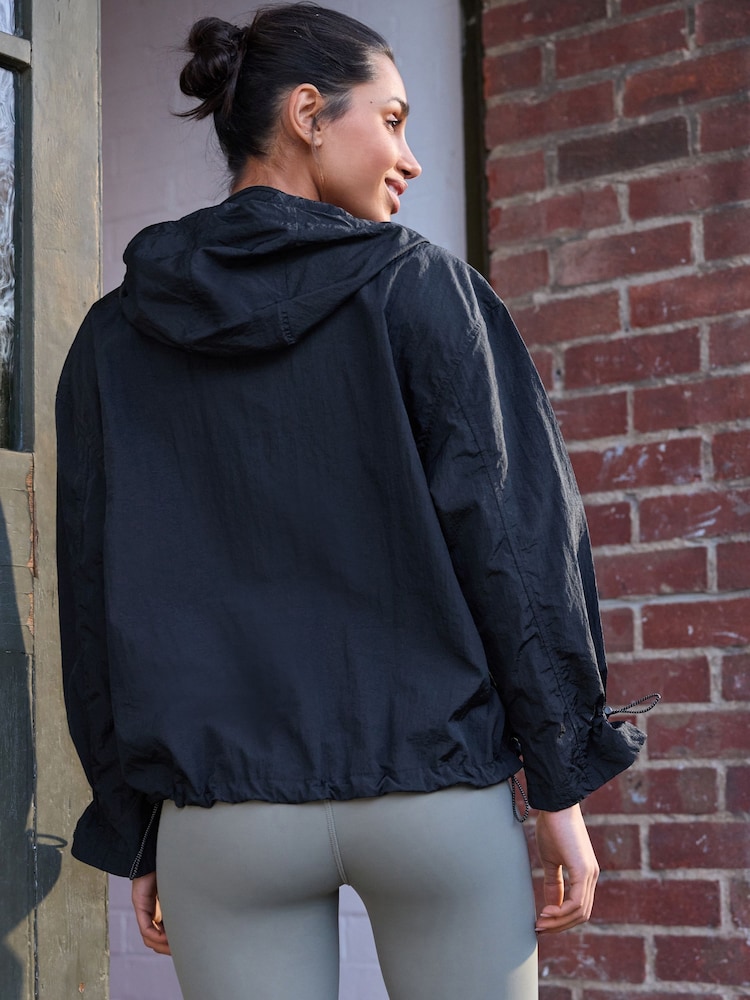 Schwarz - Verstaubare wasserabweisende Regenjacke mit Kapuze - Bild 2 von 10 Schwarz - Verstaubare wasserabweisende Regenjacke mit Kapuze - Bild 2 von 10