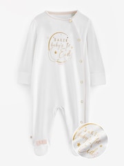 ملابس نوم مصنوعة من القطن 100% ومزينة بطبعة عبارة "Babys First Eid" بلون أبيض من Baker by Ted Baker - صورة 1 من 7