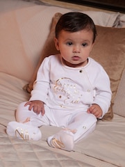 ملابس نوم مصنوعة من القطن 100% ومزينة بطبعة عبارة "Babys First Eid" بلون أبيض من Baker by Ted Baker - صورة 2 من 7