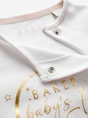 ملابس نوم مصنوعة من القطن 100% ومزينة بطبعة عبارة "Babys First Eid" بلون أبيض من Baker by Ted Baker - صورة 4 من 7