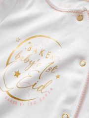 ملابس نوم مصنوعة من القطن 100% ومزينة بطبعة عبارة "Babys First Eid" بلون أبيض من Baker by Ted Baker - صورة 5 من 7