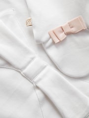 ملابس نوم مصنوعة من القطن 100% ومزينة بطبعة عبارة "Babys First Eid" بلون أبيض من Baker by Ted Baker - صورة 6 من 7