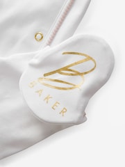 ملابس نوم مصنوعة من القطن 100% ومزينة بطبعة عبارة "Babys First Eid" بلون أبيض من Baker by Ted Baker - صورة 7 من 7