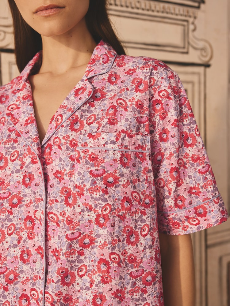 rožnata/modra rožast vzorec potisk; vzorec - Cath Kidston 100% Bombaž Poplin z gumbi po celotni dolžini Komplet pižamskih kratkih hlač - Slika 2 iz 5 rožnata/modra rožast vzorec potisk; vzorec - Cath Kidston 100% Bombaž Poplin z gumbi po celotni dolžini Komplet pižamskih kratkih hlač - Slika 2 iz 5