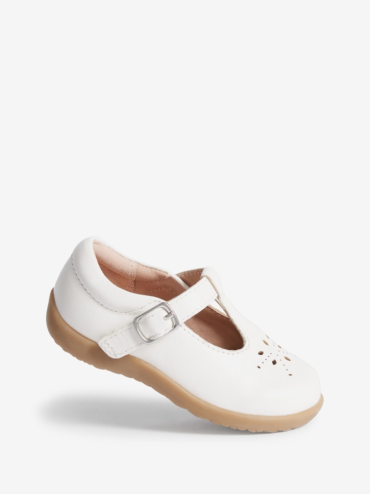 Weiß Leder - First Walker T-Bar Touch Fastening Shoes - Bild 2 von 5 Weiß Leder - First Walker T-Bar Touch Fastening Shoes - Bild 2 von 5