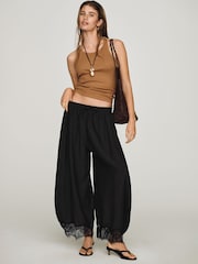 أسود - بنطلون قصير بحاشية دانتيل من Anthropologie - صورة 3 من 4