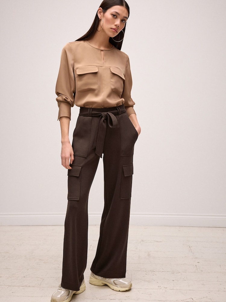 Neutrale Farbe - Langärmelige Utility-Bluse mit zwei Brusttaschen - Bild 1 von 8
