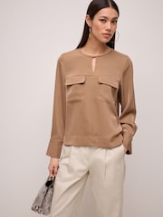 Neutrale Farbe - Langärmelige Utility-Bluse mit zwei Brusttaschen - Bild 2 von 8