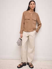 Neutrale Farbe - Langärmelige Utility-Bluse mit zwei Brusttaschen - Bild 4 von 8