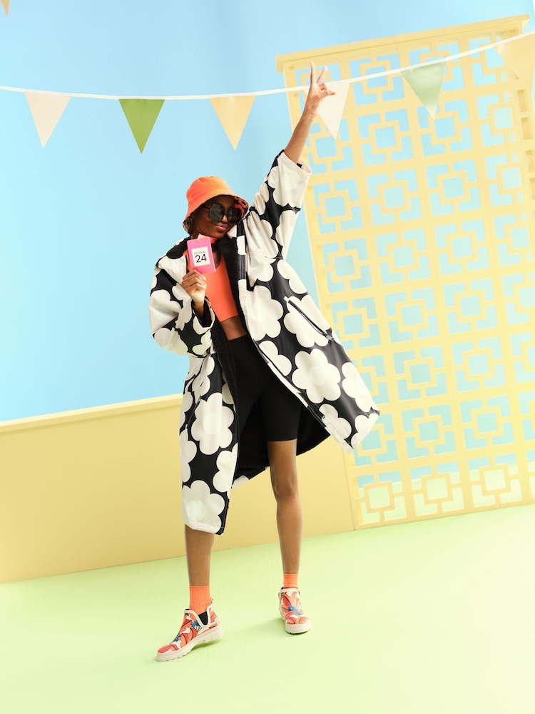 Regatta Black Orla Changing Robe - Image 1 of 9