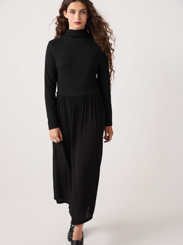 Schwarz - Plissiertes Kleid mit langen Ärmeln - Bild 1 von 6