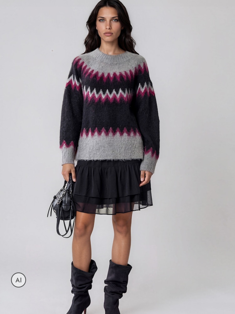 Rød - Religion Søt Anne-genser i Fair Isle-stil med abstrakt mønster fra nordisk stil og metalliske detaljer. - Bilde 1 av 8 Rød - Religion Søt Anne-genser i Fair Isle-stil med abstrakt mønster fra nordisk stil og metalliske detaljer. - Bilde 1 av 8