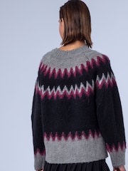 Rød - Religion Søt Anne-genser i Fair Isle-stil med abstrakt mønster fra nordisk stil og metalliske detaljer. - Bilde 6 av 8