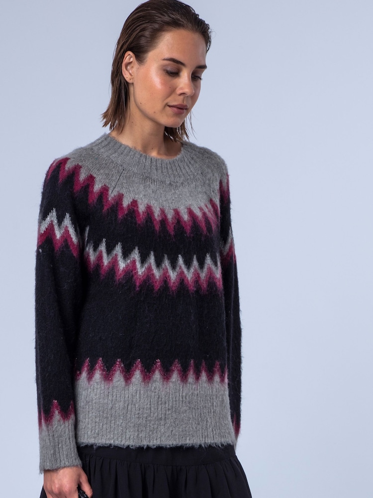 Rød - Religion Søt Anne-genser i Fair Isle-stil med abstrakt mønster fra nordisk stil og metalliske detaljer. - Bilde 8 av 8 Rød - Religion Søt Anne-genser i Fair Isle-stil med abstrakt mønster fra nordisk stil og metalliske detaljer. - Bilde 8 av 8