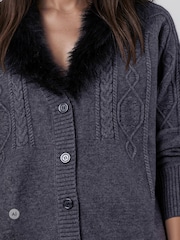 Cárdigan Clemence de punto trenzado con cuello de pelo desmontable de Religion - Imagen 5 de 8
