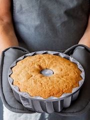 Masterclass 24cm Cast Aluminum Swirl Cake Tin - Image 1 of 4