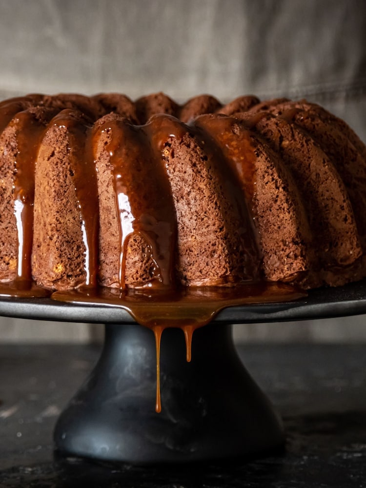 Masterclass 24cm Cast Aluminum Swirl Cake Tin - Image 2 of 4