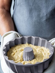 Masterclass 24cm Cast Aluminum Swirl Cake Tin - Image 3 of 4