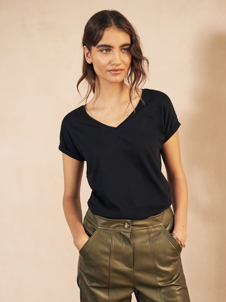 Schwarz - T-Shirt mit V-Ausschnitt, hohem Baumwollanteil von 100 % und Flügelärmeln - Bild 1 von 6 Schwarz - T-Shirt mit V-Ausschnitt, hohem Baumwollanteil von 100 % und Flügelärmeln - Bild 1 von 6