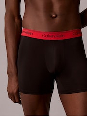 Calvin Klein מארז של 3 זוגות תחתוני בוקסר צמודים מבד מיקרו-סטרץ' בגזרה נמוכה - תמונה 2 מתוך 9