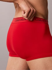 Calvin Klein מארז של 3 זוגות תחתוני בוקסר צמודים מבד מיקרו-סטרץ' בגזרה נמוכה - תמונה 3 מתוך 9