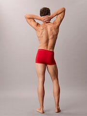 Calvin Klein מארז של 3 זוגות תחתוני בוקסר צמודים מבד מיקרו-סטרץ' בגזרה נמוכה - תמונה 7 מתוך 9