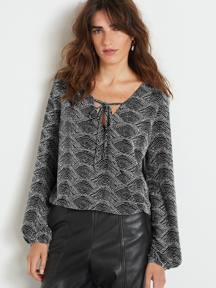 Silber/Muschelsaum - Langärmelige Jacquard-Wickelbluse mit Glanzeffekt - Bild 1 von 4 Silber/Muschelsaum - Langärmelige Jacquard-Wickelbluse mit Glanzeffekt - Bild 1 von 4