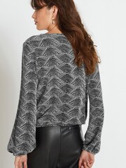 Silber/Muschelsaum - Langärmelige Jacquard-Wickelbluse mit Glanzeffekt - Bild 3 von 4