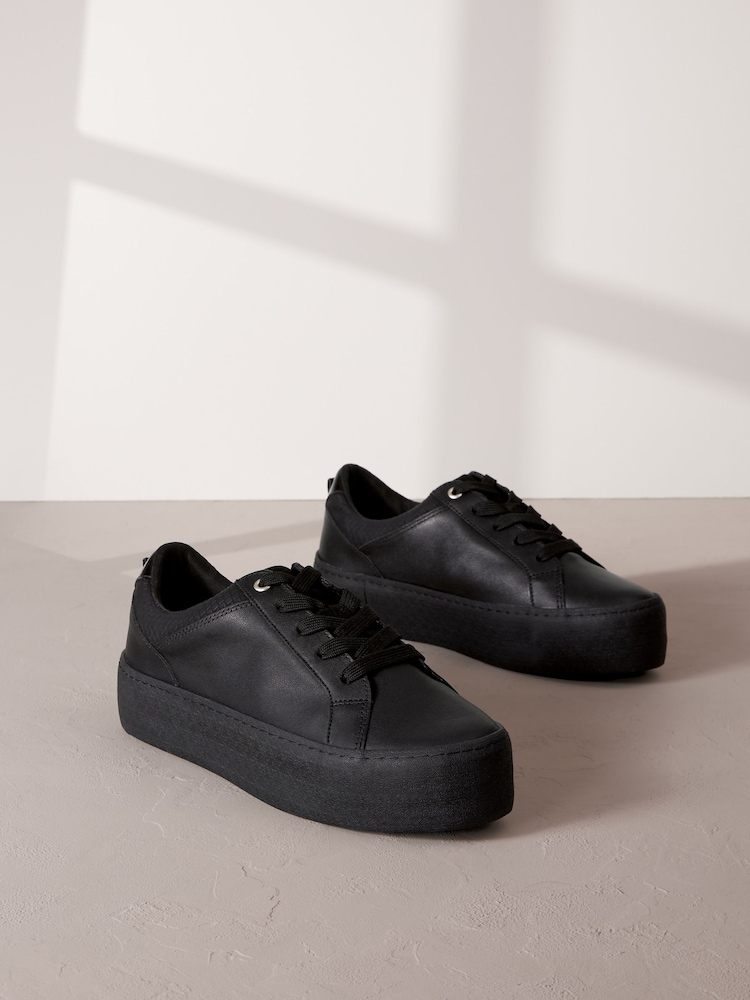 Schwarz - Signature Lederturnschuhe mit dicker Sohle - Bild 1 von 6 Schwarz - Signature Lederturnschuhe mit dicker Sohle - Bild 1 von 6