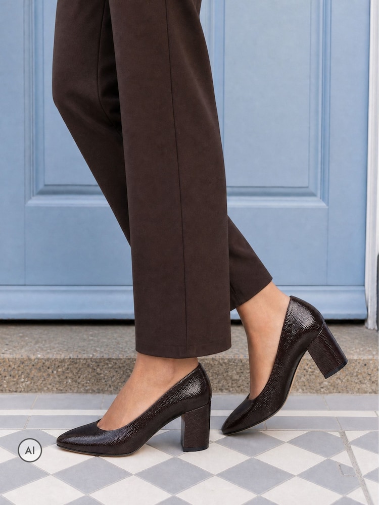 Brun - Novo Indigo Pumps med mellomhøy blokkhæl og rund tå - Bilde 1 av 6 Brun - Novo Indigo Pumps med mellomhøy blokkhæl og rund tå - Bilde 1 av 6