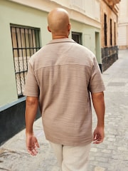 Neutral mit Palmenstickerei - Kurzärmliges, strukturiertes Jersey-Hemd mit kubanischem Kragen aus 100 % Baumwolle - Bild 3 von 8