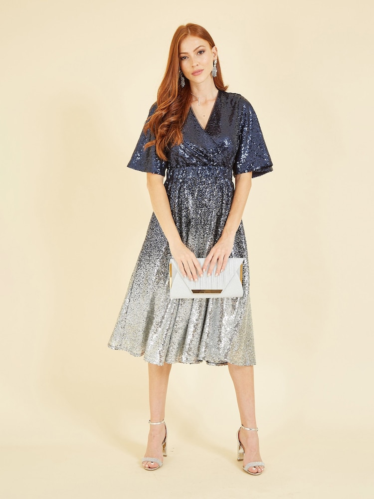 Blau - Yumi Midi-Wickelkleid mit Paillettenbesatz und Farbverlauf - Bild 1 von 5 Blau - Yumi Midi-Wickelkleid mit Paillettenbesatz und Farbverlauf - Bild 1 von 5