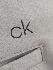 Gris - Pantalones cortos elásticos en cuatro direcciones Golf Genius de Calvin Klein - Imagen 7 de 8