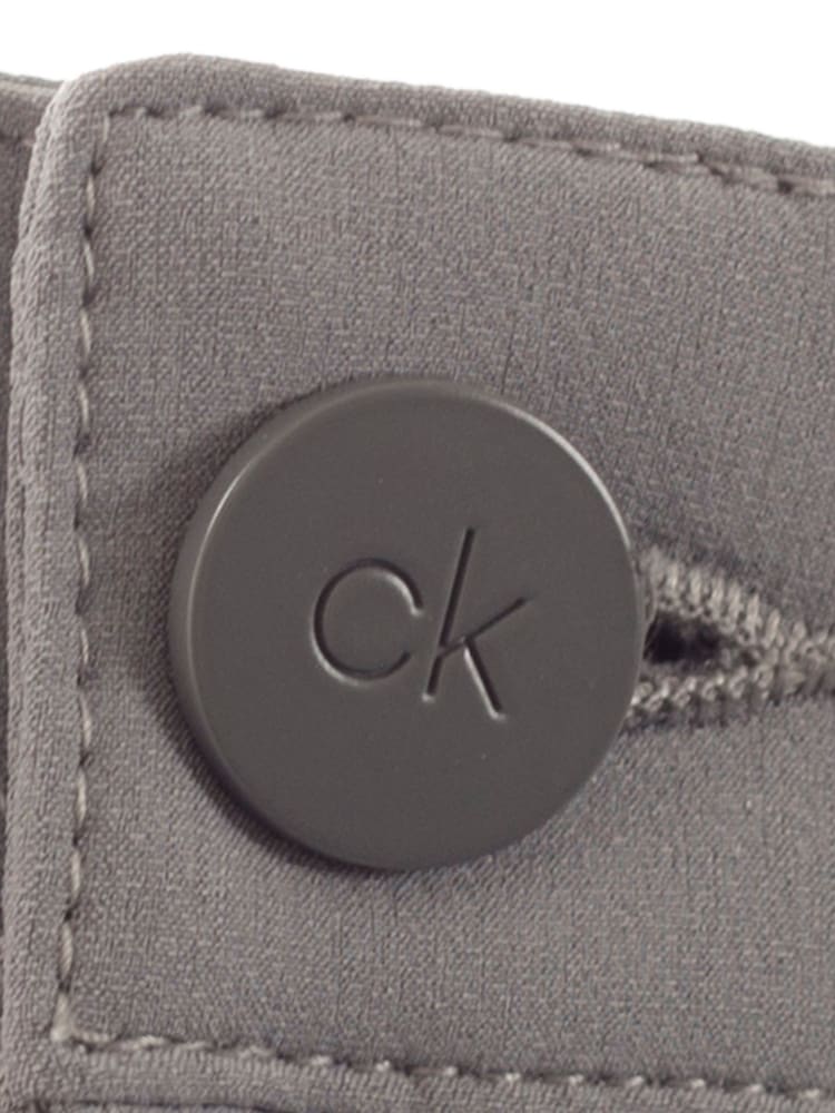 Gris - Pantalones cortos elásticos en cuatro direcciones Golf Genius de Calvin Klein - Imagen 8 de 8