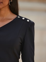 Sosandar Bleistiftkleid mit asymmetrischem Ausschnitt und Knopfdetail - Bild 5 von 5