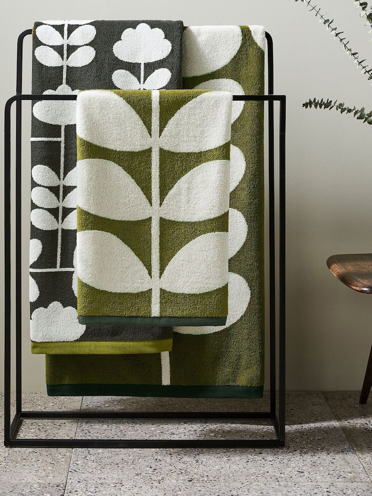 Toalla de algodón 100 % con diseño de tallos en color musgo de Orla Kiely - Imagen 1 de 6