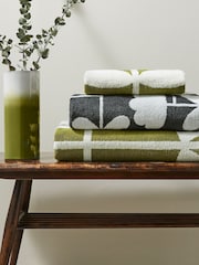 Toalla de algodón 100 % con diseño de tallos en color musgo de Orla Kiely - Imagen 2 de 6