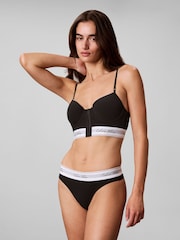 ملابس داخلية بتصميم بيكيني من Calvin Klein - قطن مودال أيقوني - صورة 6 من 7