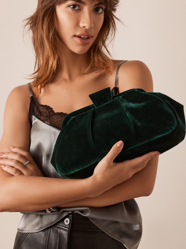 Grüner Samt - Clutch-Tasche mit Umhängekette - Bild 1 von 7 Grüner Samt - Clutch-Tasche mit Umhängekette - Bild 1 von 7