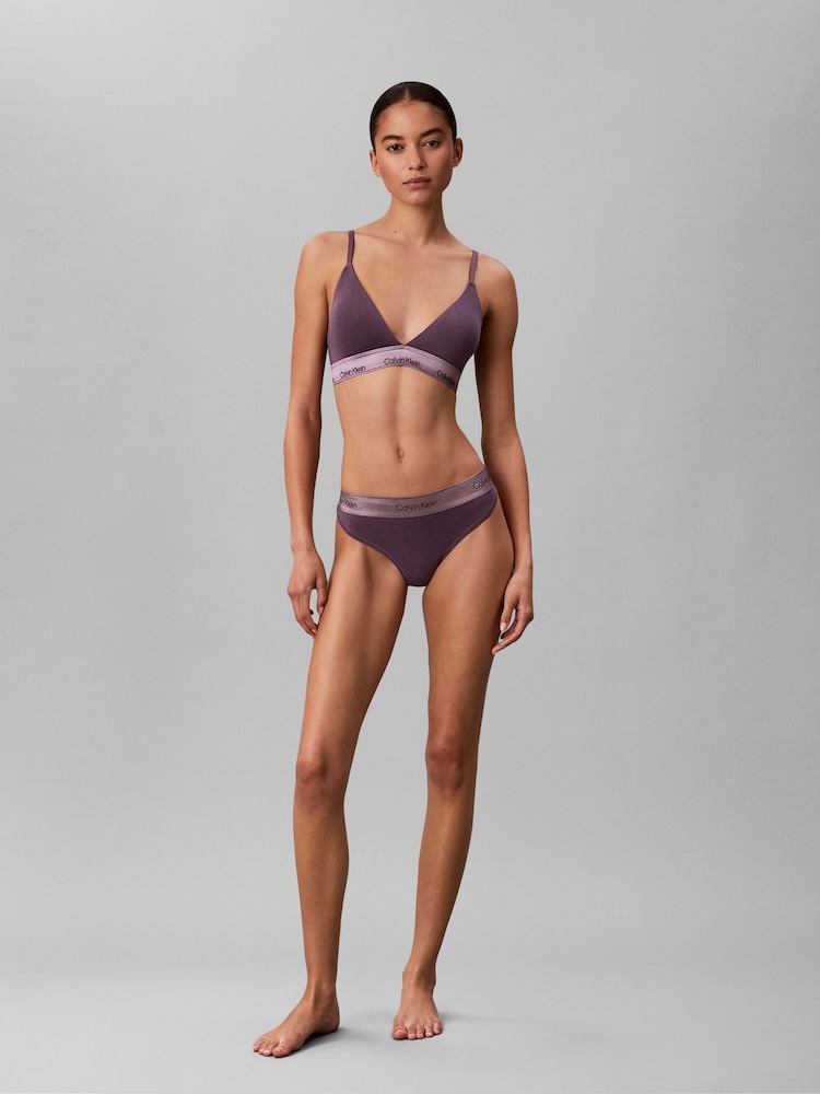 تصميم رفيع برّاق من Calvin Klein - قطن مودال أيقوني - صورة 2 من 6 تصميم رفيع برّاق من Calvin Klein - قطن مودال أيقوني - صورة 2 من 6