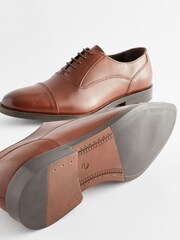 بني - حذاء جلد أكسفورد بمقدمة مدعّمة - Image 8 of 10