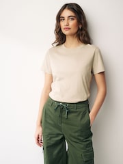 Stein/Natur - Kurzärmeliges T-Shirt mit Rundhalsausschnitt aus 100 % Baumwolle - Bild 1 von 7