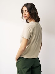 Stein/Natur - Kurzärmeliges T-Shirt mit Rundhalsausschnitt aus 100 % Baumwolle - Bild 4 von 7