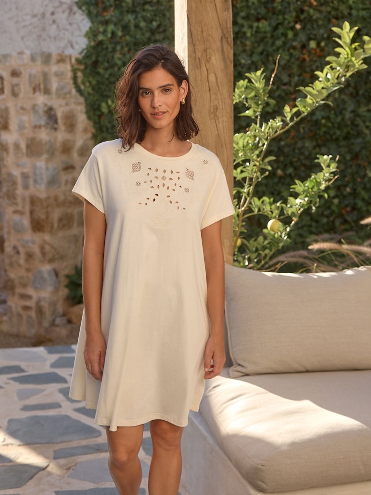 Ecru Creme - Besticktes Mini-Sommerkleid aus Jersey - Bild 2 von 6