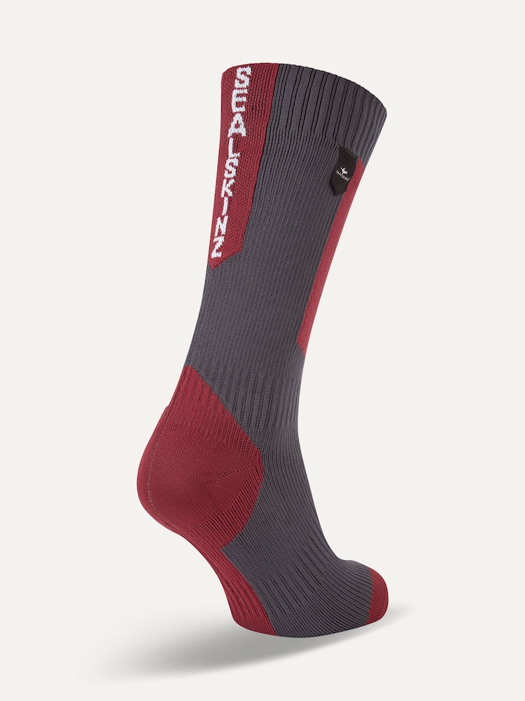 أحمر - جوارب متوسطة الطول مقاومة للماء للطقس البارد مع تقنية حجب الرطوبة من Runton من Sealskinz - صورة 2 من 2 أحمر - جوارب متوسطة الطول مقاومة للماء للطقس البارد مع تقنية حجب الرطوبة من Runton من Sealskinz - صورة 2 من 2