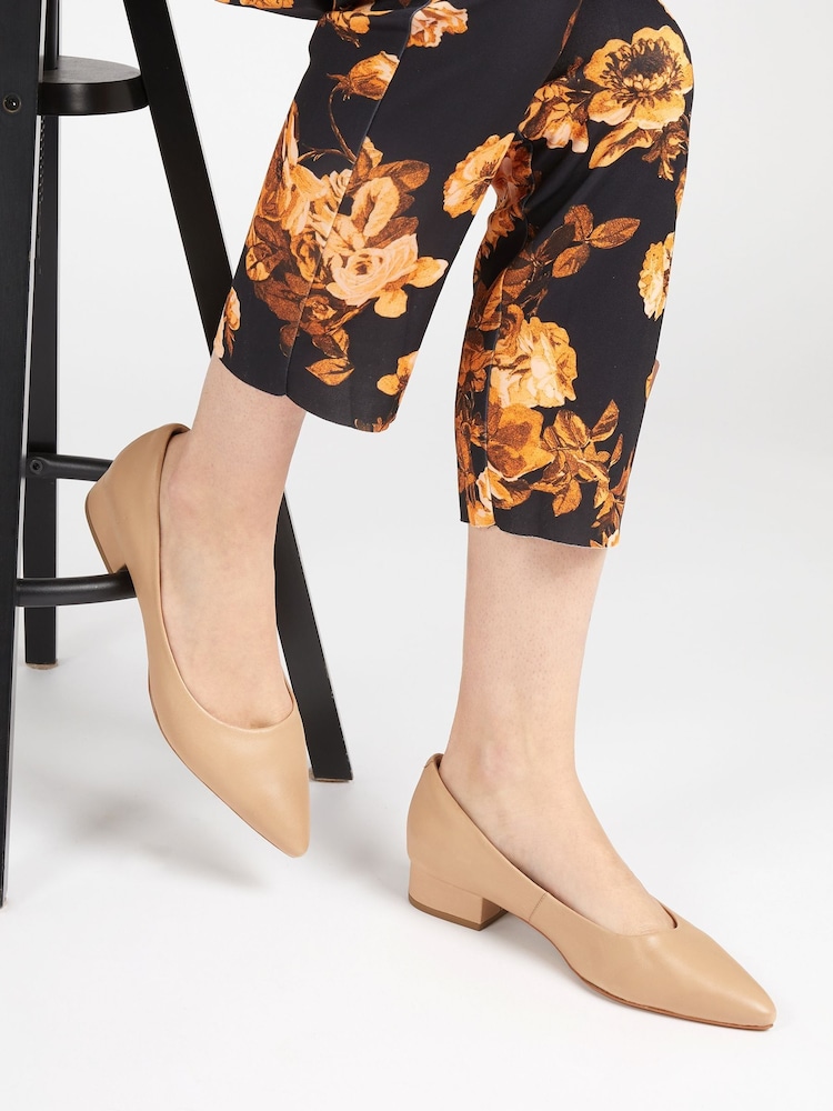 Nude - Jones Bootmaker Sunstone Pumps aus Leder - Bild 1 von 6 Nude - Jones Bootmaker Sunstone Pumps aus Leder - Bild 1 von 6