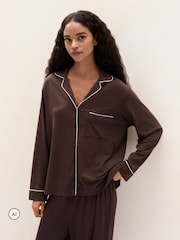 طقم بيجامة جيرسيه كلاسيكية من القطن والمودال من The White Company - صورة 2 من 5