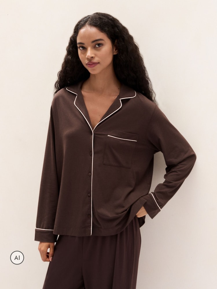 طقم بيجامة جيرسيه كلاسيكية من القطن والمودال من The White Company - صورة 2 من 5