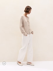 Cárdigan de cachemir con detalles de costura de The White Company - Imagen 3 de 5